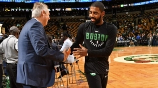 Danny Ainge y Kyrie Irving durante un partido de Boston Celtics.