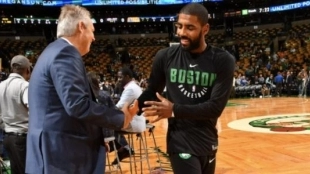Danny Ainge, junto a Kyrie Irving.