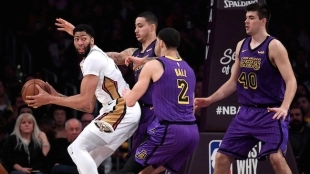 Davis, rodeado de jugadores de los Lakers 