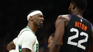 DeAndre Ayton y Bobby Portis, en un Suns-Bucks. 