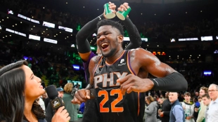 Deandre Ayton celebra la victoria ante los Celtics. Foto: 