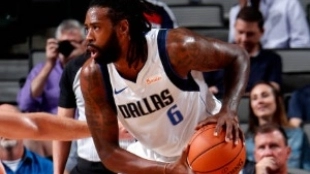 DeAndre Jordan debutó con la camiseta de los Mavs. Foto: Danny Bollinger/NBAE via Getty Images