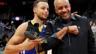 Dell Curry, junto a su hijo Stephen en un partido de los Warriors.