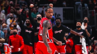 DeMar DeRozan, estrella de Chicago Bulls, ante Anthony Davis.