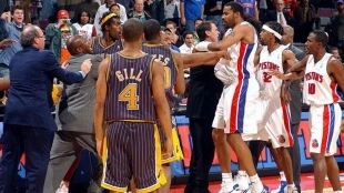 Los jugadores de los Pacers y los Pistons, durante la pelea