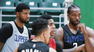 Jugadores de Los Angeles Clippers hablando entre ellos.