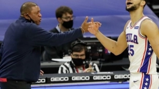 Ben Simmons saluda a su técnico tras ser cambiado "Foto: Philadelphia Inquirer"