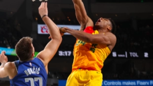 Giannis Antetokounmpo ataca la canasta rival ante Luka Doncic.