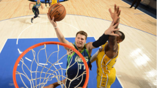 Luka Doncic y Lebron James. Foto: gettyimages