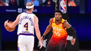 Donovan Mitchell, defendiendo a Alex Caruso en el Lakers-Jazz.