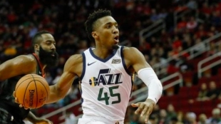 Donovan Mitchell ataca la canasta ante la mirada de James Harden.