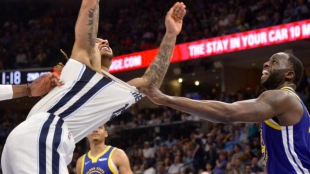 Draymond Green, agarrando a Brandon Clarke.