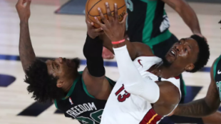 Bam Adebayo en un partido contra los Boston Celtics.
