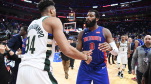 André Drummond, máximo reboteador de la NBA con Giannis Antetokounmpo cerca. Foto: gettyimages