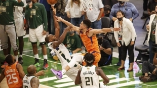 Duelo Middleton y Booker en Finales NBA 2021. Foto: gettyimages