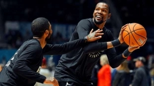 Kevin Durant y Kyrie Irving, bromeando.