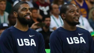 Kyrie Irving y Kevin Durant con el equipo de Estados Unidos.
