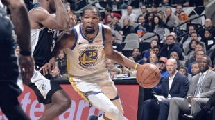 Kevin Durant penetra ante la defensa de los Spurs.