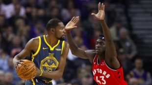 Kevin Durant ataca ante Pascal Siakam en el Raptors-Warriors.