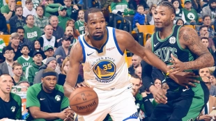 Kevin Durant ataca la canasta rival ante 