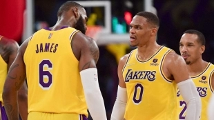 LeBron James, estrella de Los Angeles Lakers, junto a Russell Westbrook.