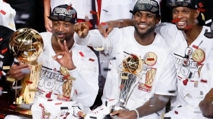 Wade, LeBron y Bosh celebrando el título de 2013
