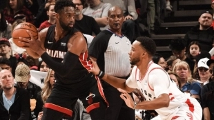 Dwyane Wade frente a Norman Powell durante el encuentro de hoy.