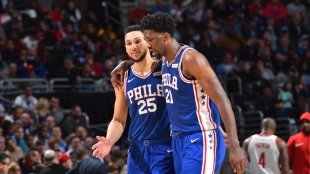 Joel Embiid y Ben Simmons en un partido de los Sixers.