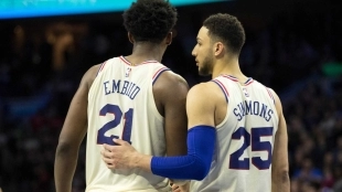 Joel Embiid y Ben Simmons en un partido de los Sixers.