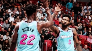 Jimmy Butler y Derrick Jones Jr., jugadores de Miami Heat.