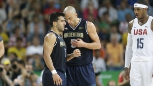 Facu Campazzo, en un partido Argentina-USA, junto a Ginóbili y Anthony.