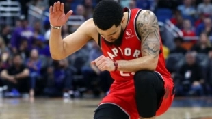 Fred VanVleet, arrodillado durante un partido con los Raptors "Foto: NBA.com"