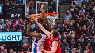 Marc Gasol tapona a Joel Embiid en el Sixers-Raptors.