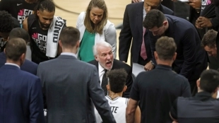 Popovich dando órdenes | Foto: getty images