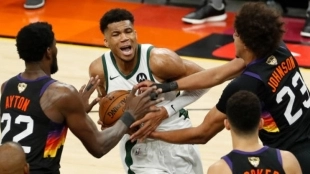 Giannis Antetokounmpo frente a los jugadores de Phoenix Suns. Foto: Getty Images