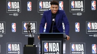 Giannis Antetokounmpo recibiendo su trofeo al MVP 2019.