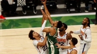 Giannis Antetokounmpo habla del Giannis Wall. Foto: gettyimages