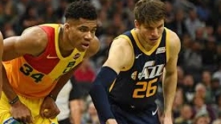 Giannis Antetokounmpo y Kyle Korver.