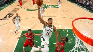 Giannis Antetokounmpo machaca el aro rival.