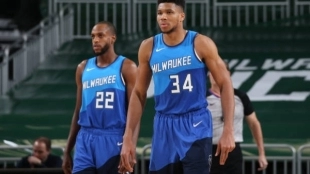 Giannis Antetokounmpo y Khris Middleton, jugadores de Milwaukee Bucks.
