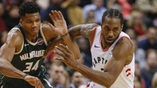 Giannis Antetokounmpo y Kawhi Leonard durante la última Final de Conferencia.