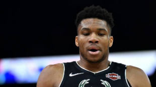 Giannis Antetokounmpo en un partido con los Milwaukee Bucks.