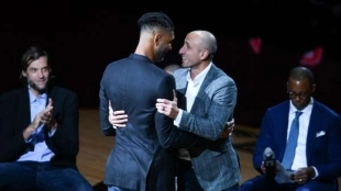 Tim Duncan y Manu Ginóbili, en el homenaje de este último.