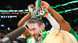 Gordon Hayward, agasajado por sus compañeros tras su fenomenal actuación ante los Wolves.