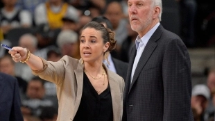 Gregg Popovich y Becky Hammon, en un partido de San Antonio Spurs.