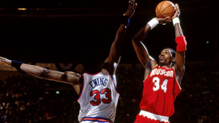 Hakeem Olajuwon, lanzando una canasta ante Pat Ewing. 