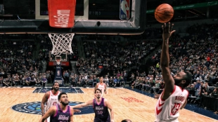 James Harden anota una canasta ante los Wolves.