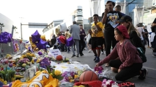 Artículos de homenaje a Kobe Bryan. Foto: gettyimages