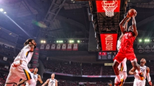 Clint Capela se dispone a anotar ante la mirada de Ricky Rubio.