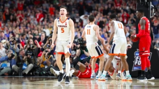 De'Andre Hunter celebra la canasta decisiva del duelo.